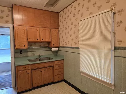 Kitchen - 4760 Raleigh Rd, Eldorado, IL 62930 photo 2 of 2