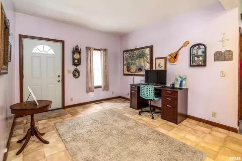 Entry Way - 207 W Sylvester St, Christopher, IL 62822 photo 2 of 4
