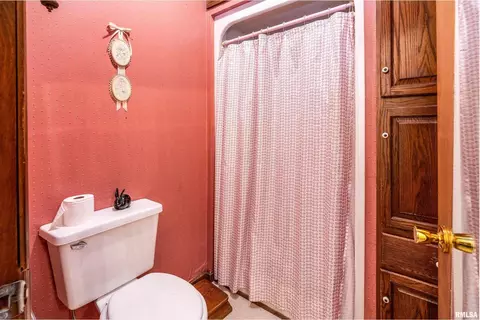 Bath - 207 W Sylvester St, Christopher, IL 62822 photo 2 of 4