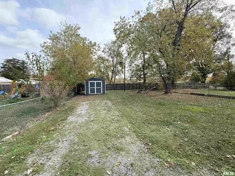 116 N Wilson St, Hurst, IL 62949 photo 2