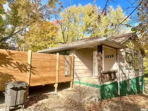 1212 W Schwartz St, Carbondale, IL 62901