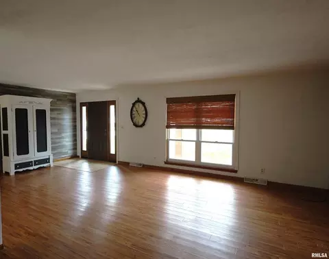 320 Circle Dr, Salem, IL 62881 photo 8