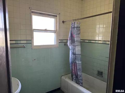 Bath - 962 E Broadway, Centralia, IL 62801 photo 1 of 1