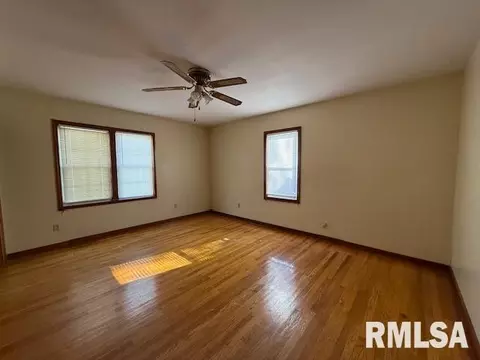 Living - 121 N 9th St, Herrin, IL 62948 photo 3 of 3