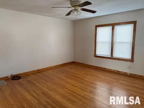 Living - 121 N 9th St, Herrin, IL 62948 photo 1 of 3