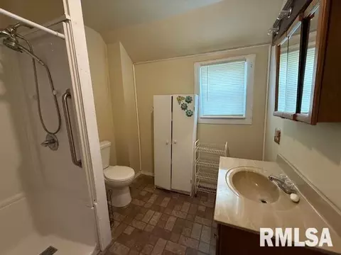 Bath - 121 N 9th St, Herrin, IL 62948 photo 1 of 3