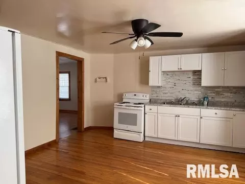 Entry Way - 121 N 9th St, Herrin, IL 62948 photo 2 of 7
