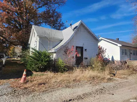 113 N Hickory St, Duquoin, IL 62274