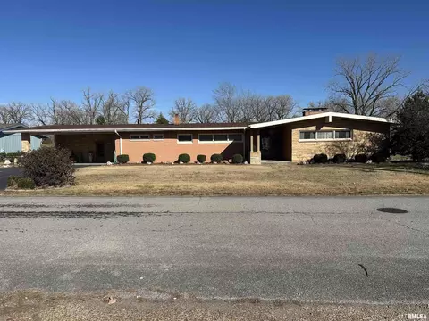 944 S Lake Dr, Du Quoin, IL 62832