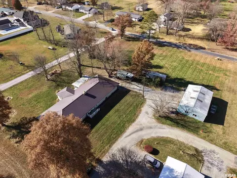 315 Hosselton St SW, Clay City, IL 62824