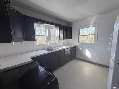 Kitchen - 331 N 4th St, Mount Vernon, IL 62864 photo 2 of 4