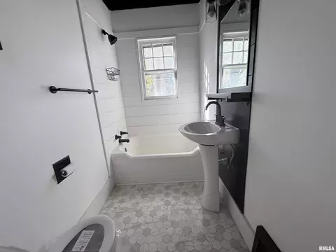 Bath - 331 N 4th St, Mount Vernon, IL 62864 photo 1 of 2