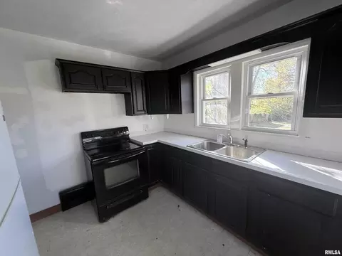 Kitchen - 331 N 4th St, Mount Vernon, IL 62864 photo 3 of 4