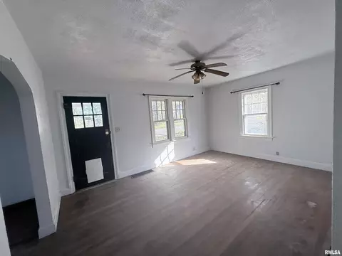 Living - 331 N 4th St, Mount Vernon, IL 62864 photo 4 of 5
