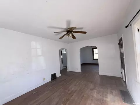 Living - 331 N 4th St, Mount Vernon, IL 62864 photo 3 of 5