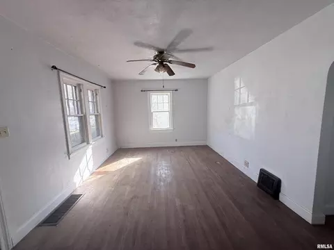 Living - 331 N 4th St, Mount Vernon, IL 62864 photo 5 of 5