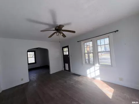 Living - 331 N 4th St, Mount Vernon, IL 62864 photo 2 of 5