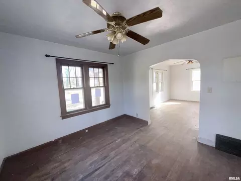 Living - 331 N 4th St, Mount Vernon, IL 62864 photo 1 of 5