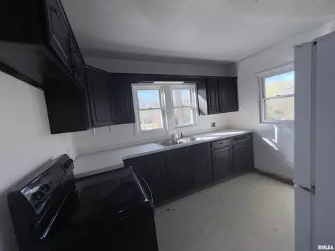 Kitchen - 331 N 4th St, Mount Vernon, IL 62864 photo 1 of 4
