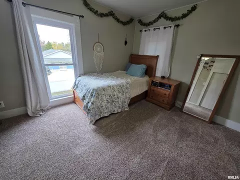 Bedroom - 521 N Locust St, Flora, IL 62839 photo 9 of 11
