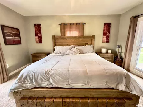 Bedroom - 521 N Locust St, Flora, IL 62839 photo 2 of 11