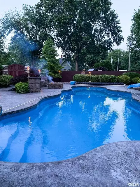 Exterior - 521 N Locust St, Flora, IL 62839 photo 15 of 17