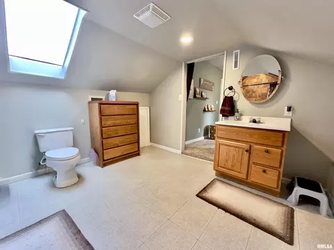Bath - 521 N Locust St, Flora, IL 62839 photo 8 of 11