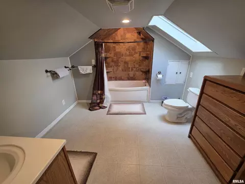 Bath - 521 N Locust St, Flora, IL 62839 photo 9 of 11