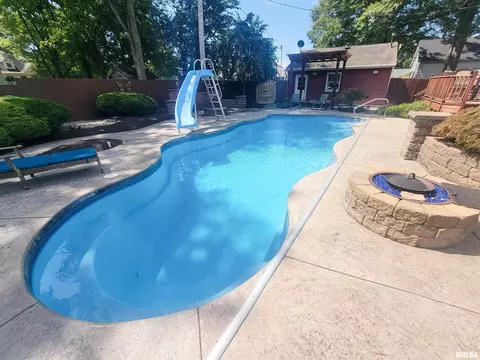 Exterior - 521 N Locust St, Flora, IL 62839 photo 11 of 17