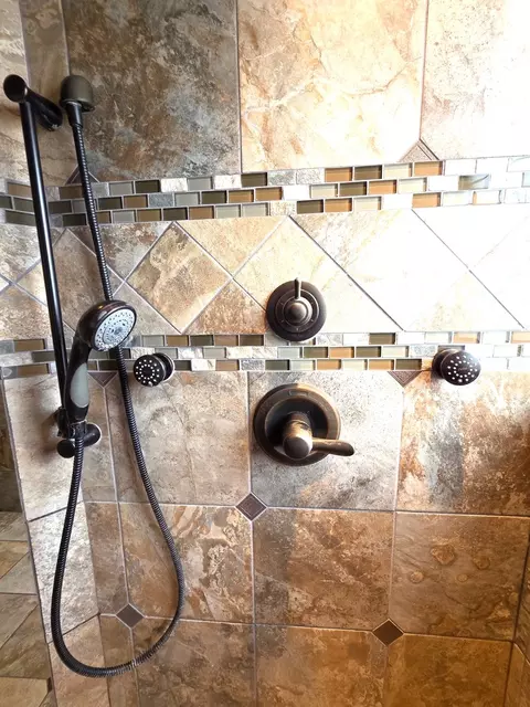 Bath - 521 N Locust St, Flora, IL 62839 photo 7 of 11