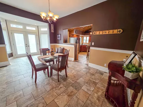 Dining - 521 N Locust St, Flora, IL 62839 photo 4 of 4