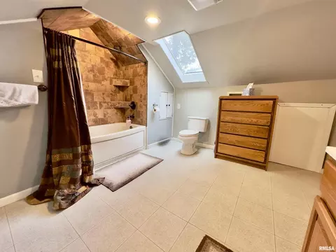 Bath - 521 N Locust St, Flora, IL 62839 photo 11 of 11