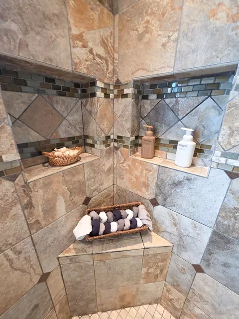 Bath - 521 N Locust St, Flora, IL 62839 photo 5 of 11