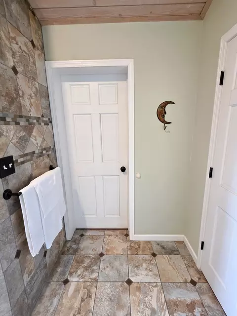 Bath - 521 N Locust St, Flora, IL 62839 photo 3 of 11