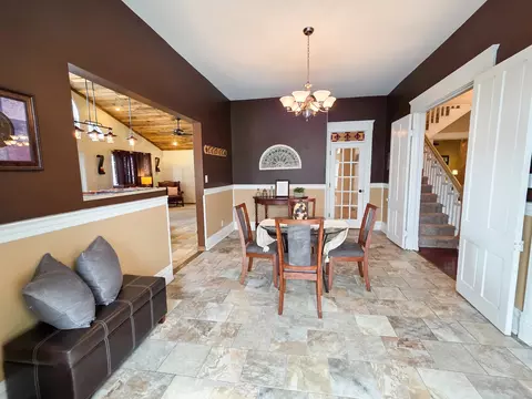 Dining - 521 N Locust St, Flora, IL 62839 photo 3 of 4