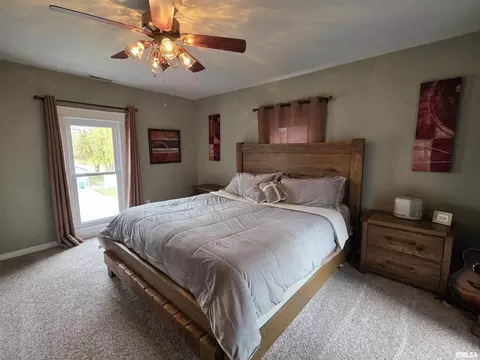 Bedroom - 521 N Locust St, Flora, IL 62839 photo 3 of 11