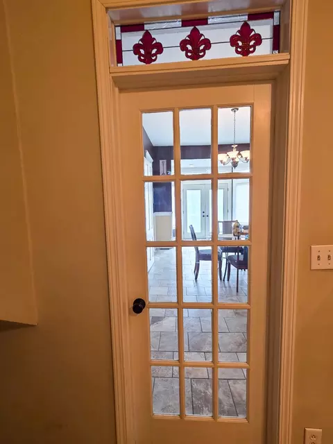 Entry Way - 521 N Locust St, Flora, IL 62839 photo 10 of 14