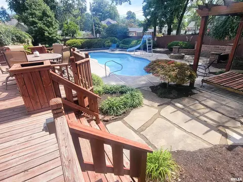 Exterior - 521 N Locust St, Flora, IL 62839 photo 1 of 17