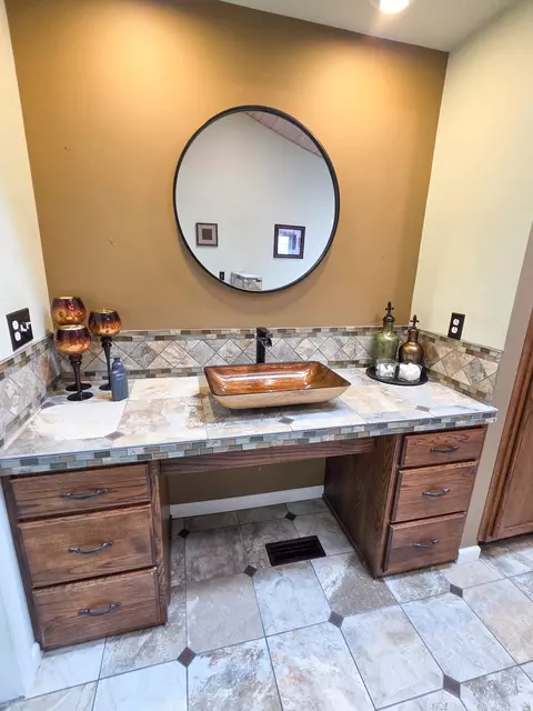 Bath - 521 N Locust St, Flora, IL 62839 photo 1 of 11