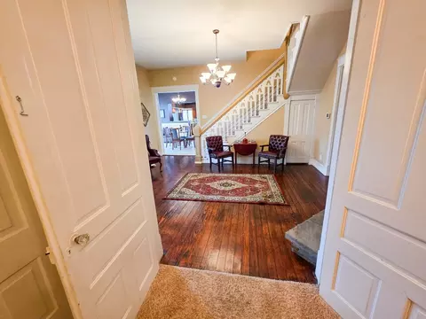 Entry Way - 521 N Locust St, Flora, IL 62839 photo 5 of 14