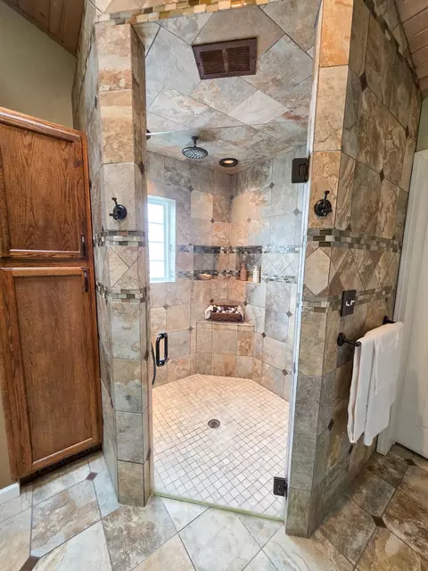 Bath - 521 N Locust St, Flora, IL 62839 photo 4 of 11