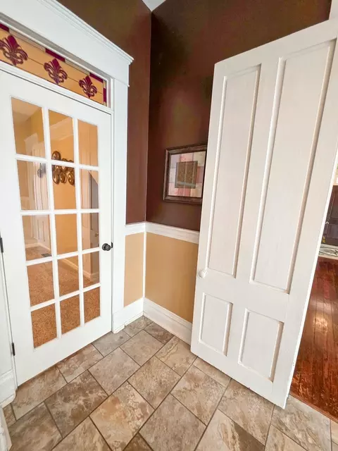Entry Way - 521 N Locust St, Flora, IL 62839 photo 9 of 14
