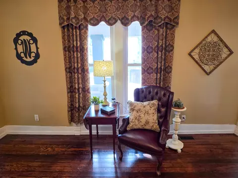 Living - 521 N Locust St, Flora, IL 62839 photo 1 of 2