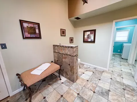 Entry Way - 521 N Locust St, Flora, IL 62839 photo 11 of 14