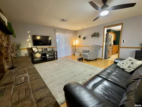 222 Hickory St, Flora, IL 62839 photo 2