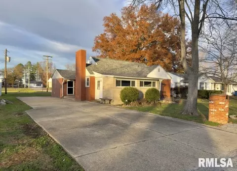 222 Hickory St, Flora, IL 62839
