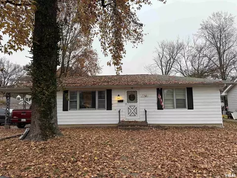 706 N Maple St, Benton, IL 62812