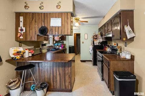 Kitchen - 103 Middleton Rd, Iuka, IL 62849 photo 2 of 5
