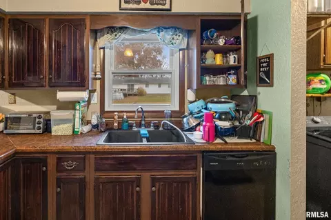 Kitchen - 103 Middleton Rd, Iuka, IL 62849 photo 3 of 5