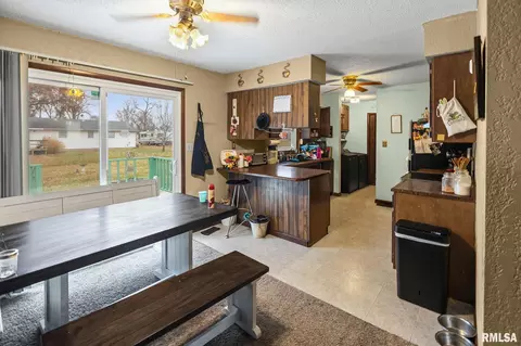 Dining - 103 Middleton Rd, Iuka, IL 62849 photo 2 of 2